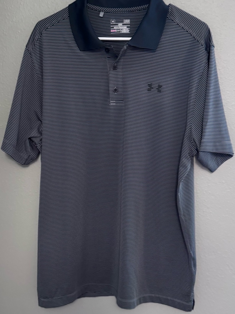 Men’s Under Armour “heatgear”Blue and Gray Striped Golf Polo Shirt